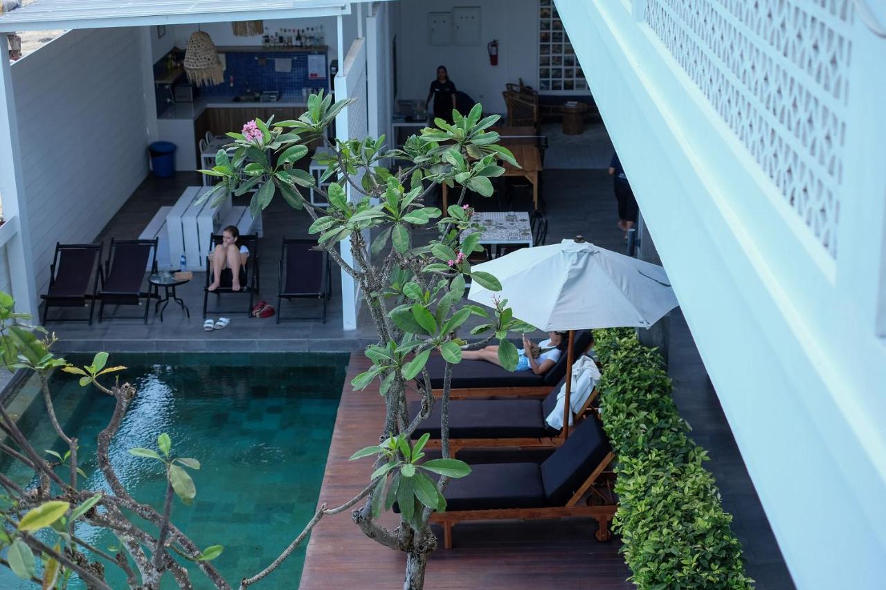Dip & Doze Living Hostel Canggu  Exterior photo